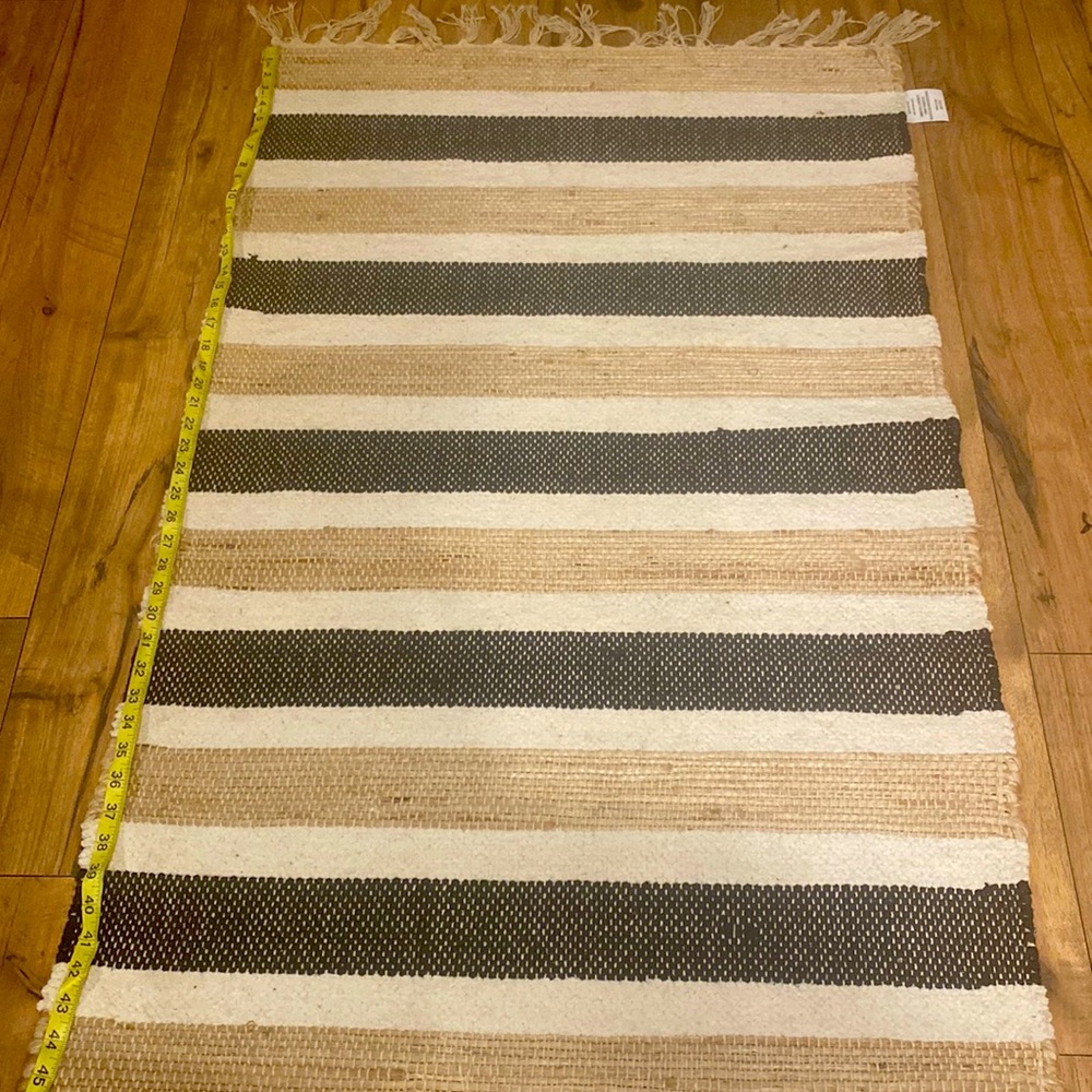 It’s a beautiful rug and brand new it’s perfect for modern houses